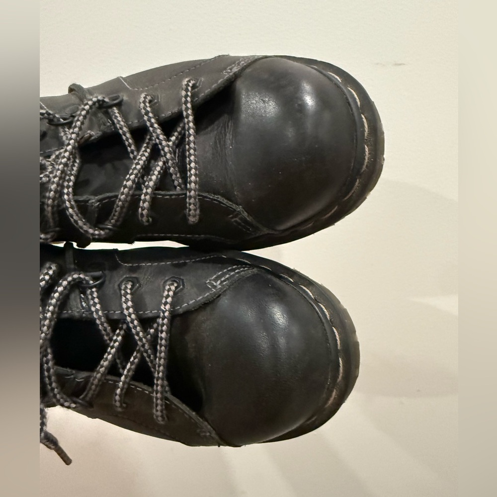 Dr. Martens Finnegan leather shoe, men's 10 or women's 11 - Picture 8 of 14